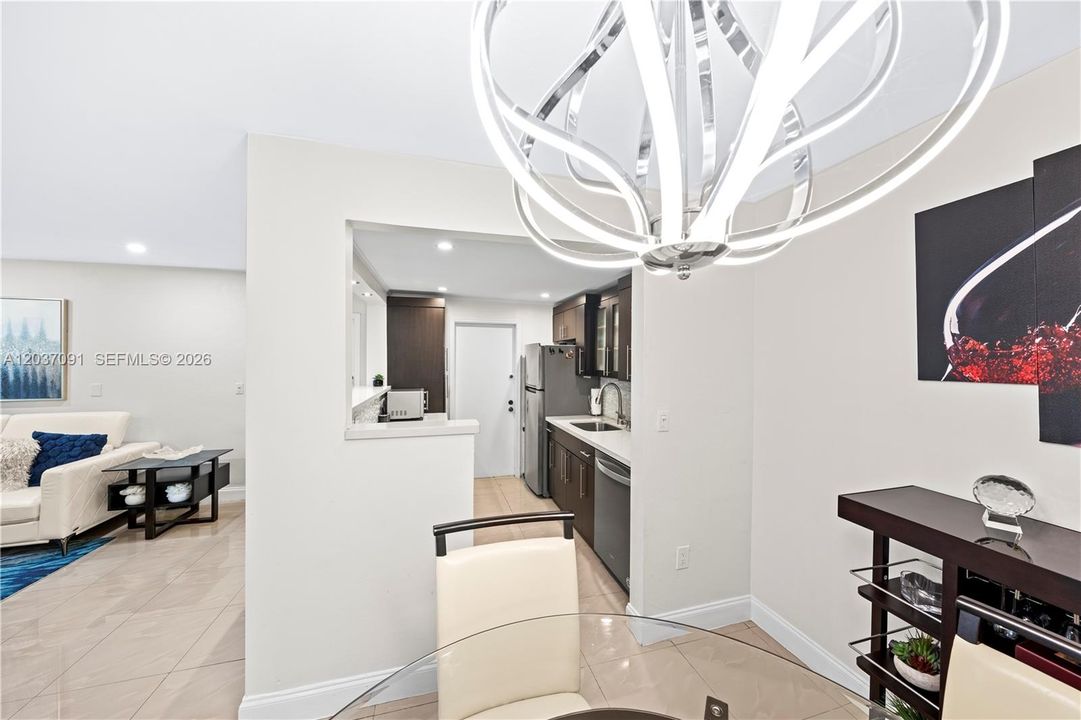 For Sale: $245,000 (2 beds, 2 baths, 1000 Square Feet)