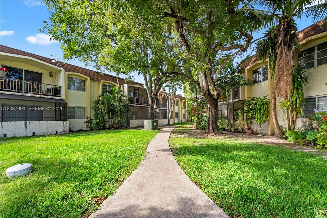 For Sale: $245,000 (2 beds, 2 baths, 1000 Square Feet)