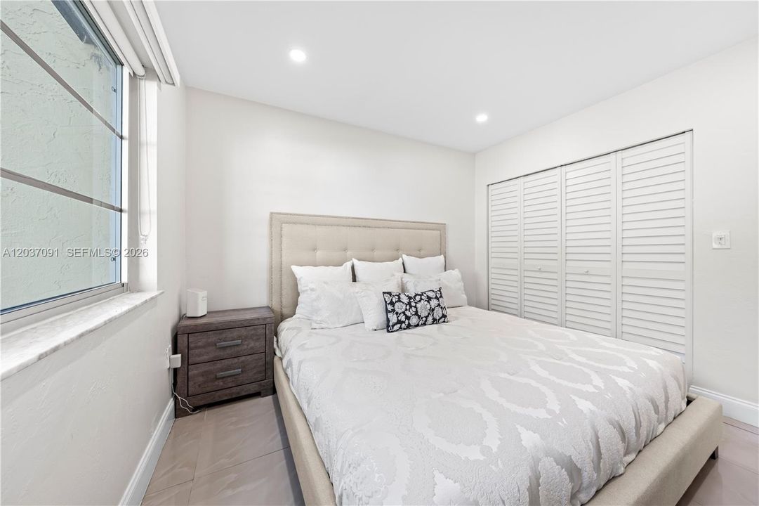 For Sale: $245,000 (2 beds, 2 baths, 1000 Square Feet)