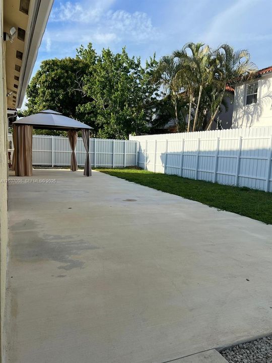For Rent: $2,300 (1 beds, 1 baths, 1200 Square Feet)