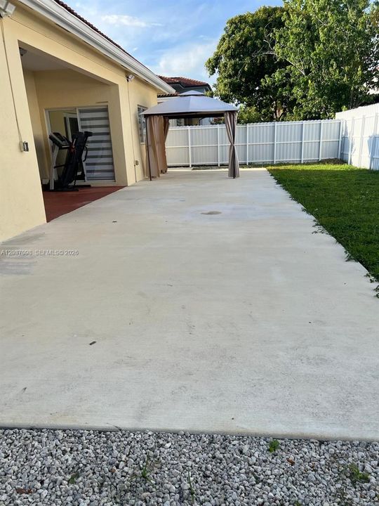 For Rent: $2,300 (1 beds, 1 baths, 1200 Square Feet)