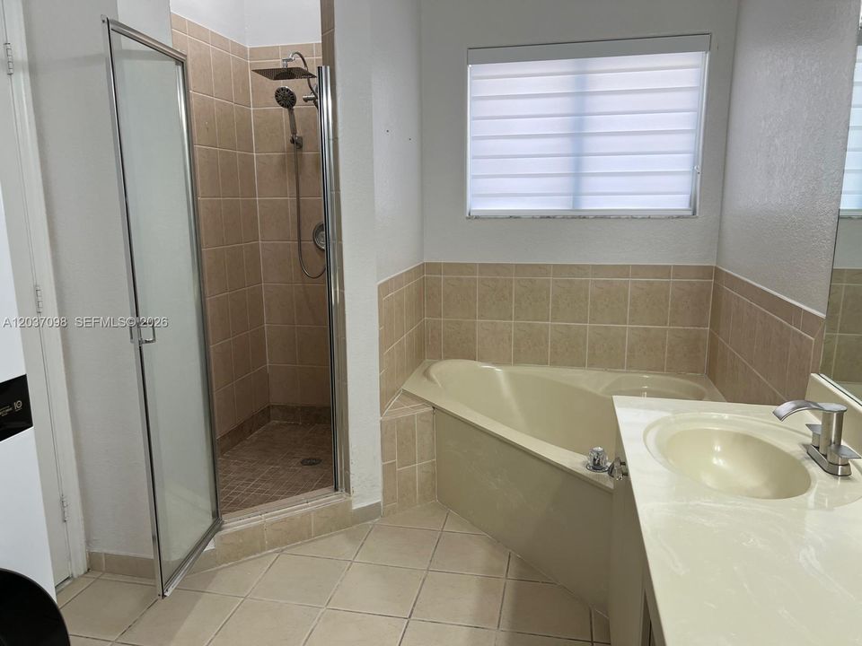 For Rent: $2,300 (1 beds, 1 baths, 1200 Square Feet)