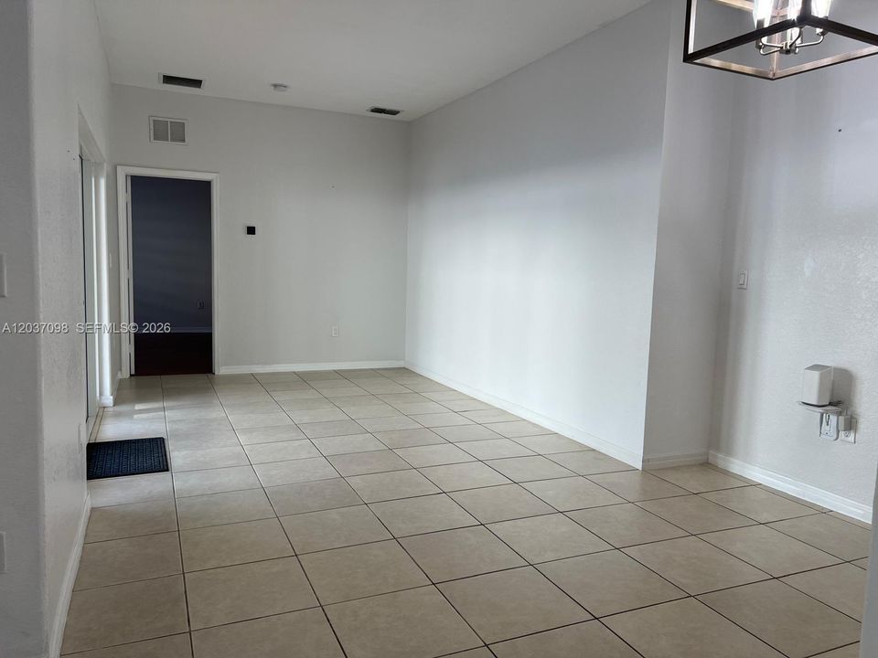 For Rent: $2,300 (1 beds, 1 baths, 1200 Square Feet)