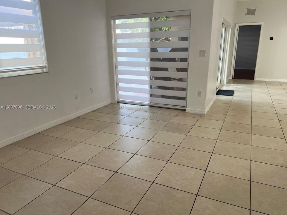 For Rent: $2,300 (1 beds, 1 baths, 1200 Square Feet)