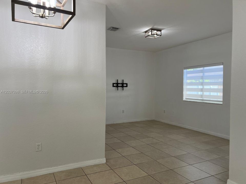 For Rent: $2,300 (1 beds, 1 baths, 1200 Square Feet)