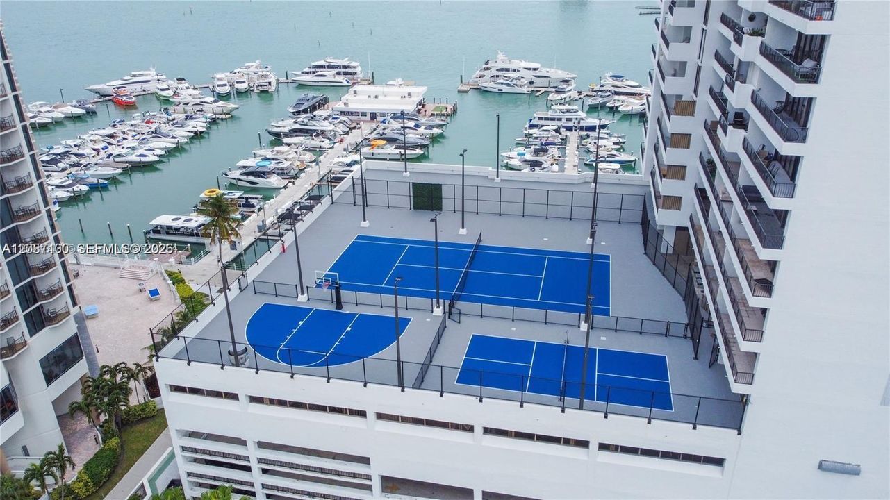 For Sale: $349,000 (1 beds, 1 baths, 860 Square Feet)