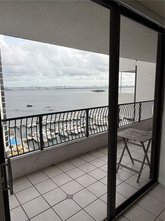 For Sale: $289,000 (1 beds, 1 baths, 860 Square Feet)