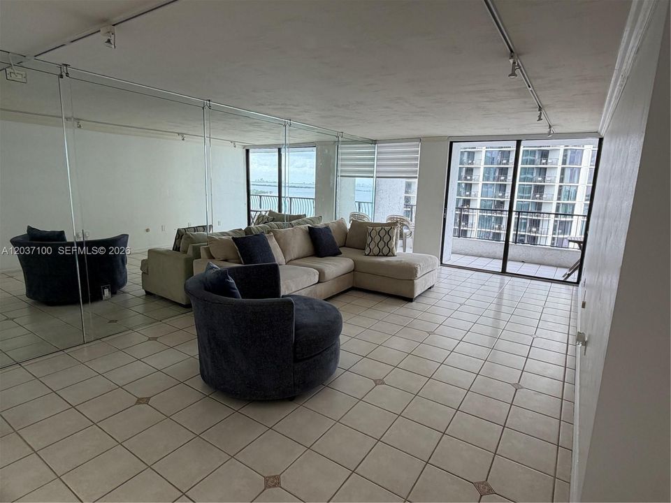 For Sale: $289,000 (1 beds, 1 baths, 860 Square Feet)