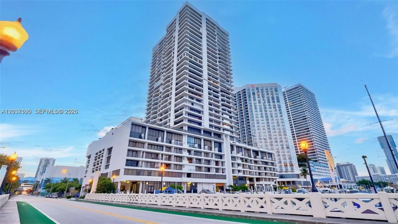For Sale: $349,000 (1 beds, 1 baths, 860 Square Feet)
