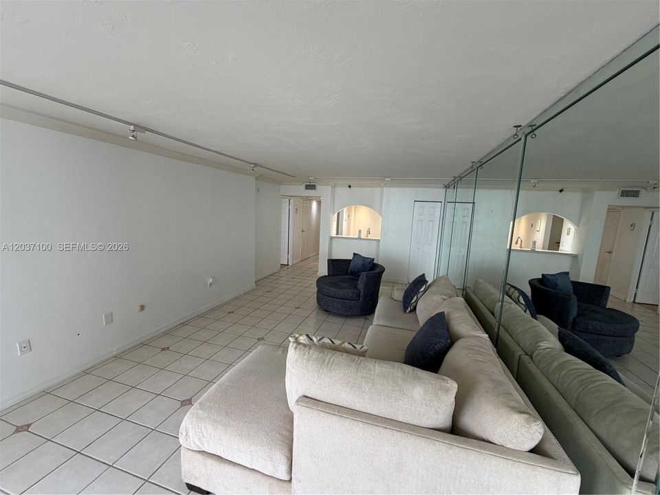 For Sale: $289,000 (1 beds, 1 baths, 860 Square Feet)