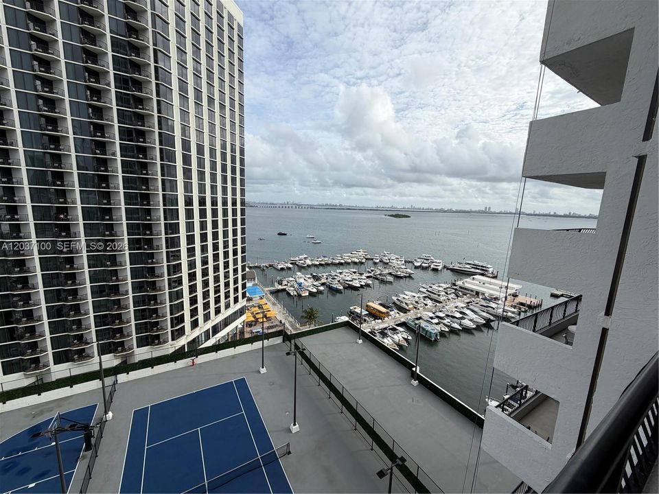 For Sale: $289,000 (1 beds, 1 baths, 860 Square Feet)