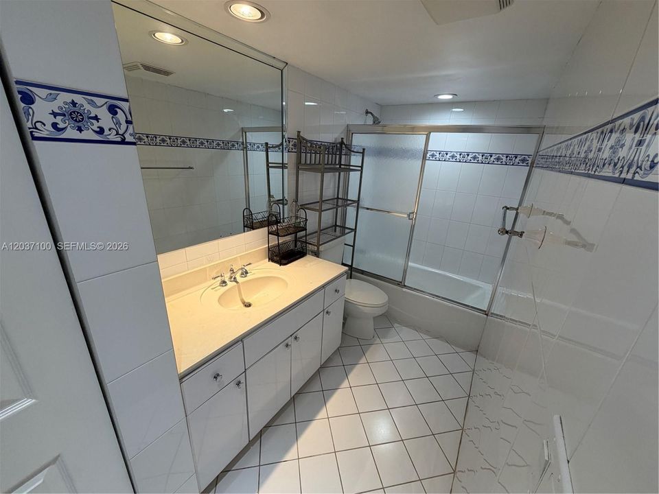 For Sale: $289,000 (1 beds, 1 baths, 860 Square Feet)