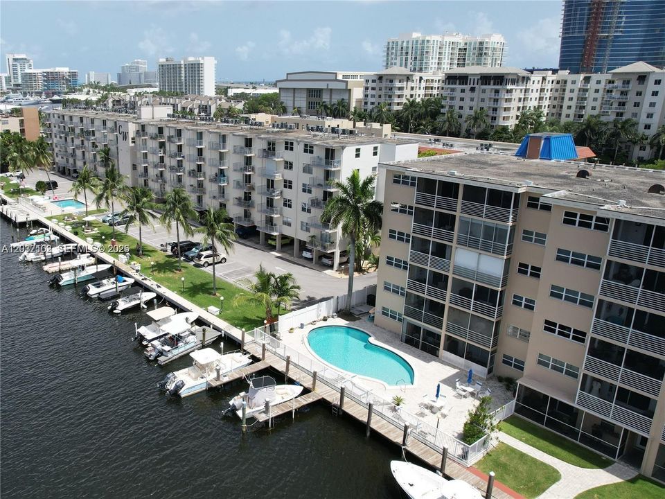 For Sale: $395,000 (2 beds, 2 baths, 1240 Square Feet)