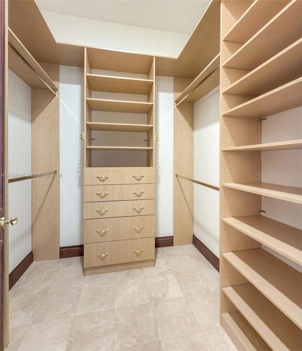 В аренду: $13,990 (7 спален, 6 ванн, 5119 Квадратных фут)