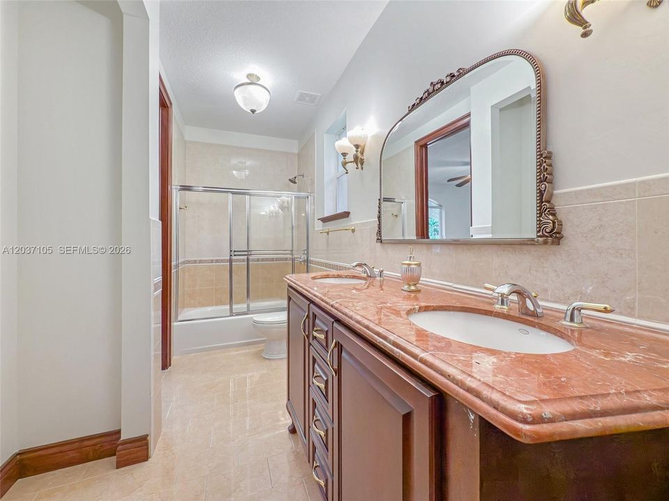 В аренду: $13,990 (7 спален, 6 ванн, 5119 Квадратных фут)