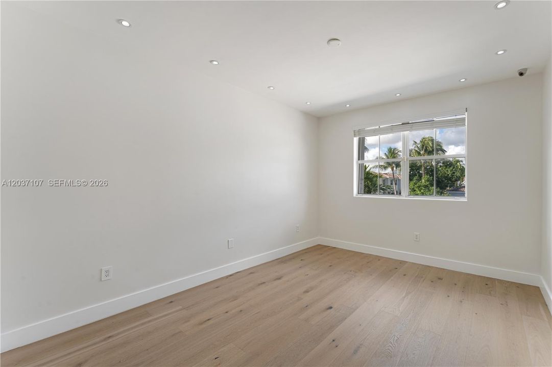 For Sale: $2,250,000 (5 beds, 4 baths, 2877 Square Feet)