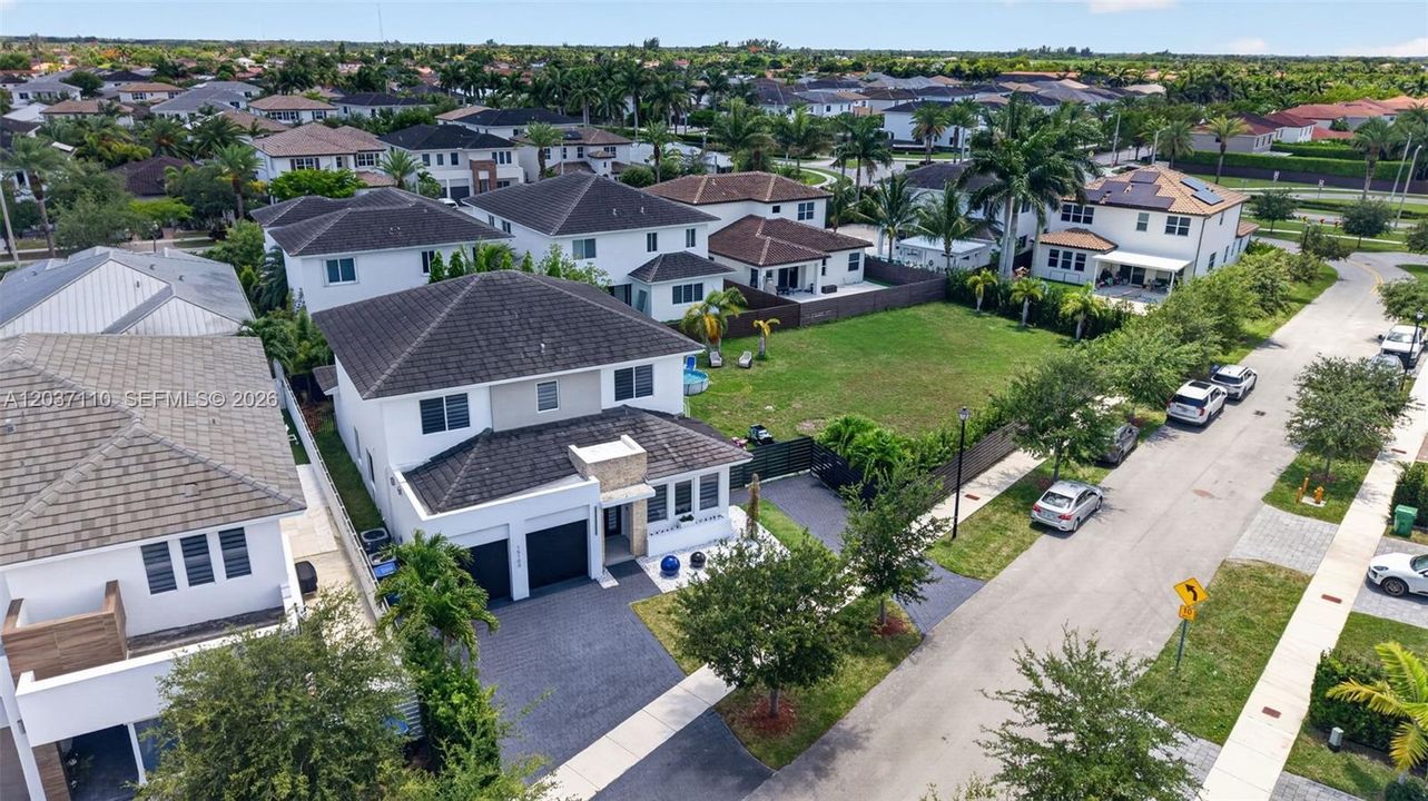 На продажу: $1,099,000 (6 спален, 4 ванн, 3128 Квадратных фут)
