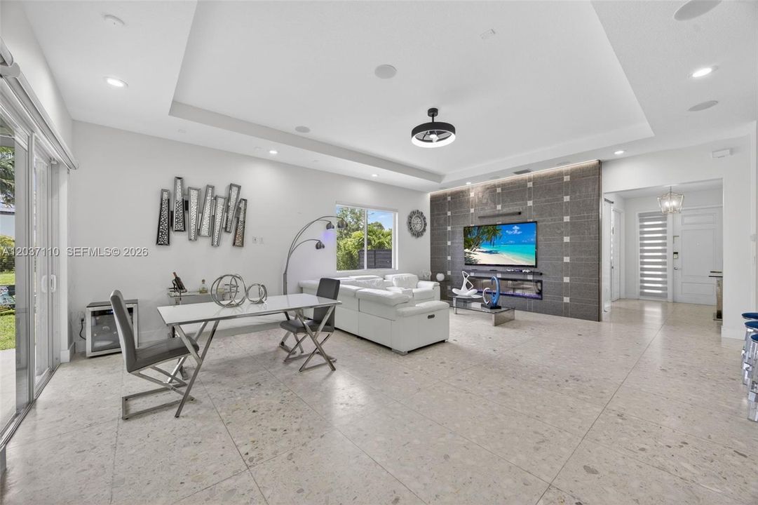 На продажу: $1,099,000 (6 спален, 4 ванн, 3128 Квадратных фут)