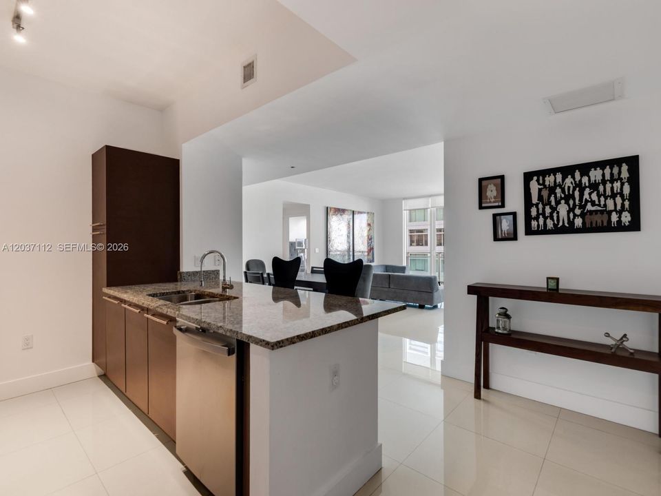For Rent: $4,600 (2 beds, 2 baths, 1101 Square Feet)