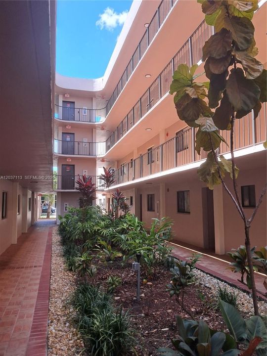 For Rent: $2,200 (2 beds, 2 baths, 965 Square Feet)