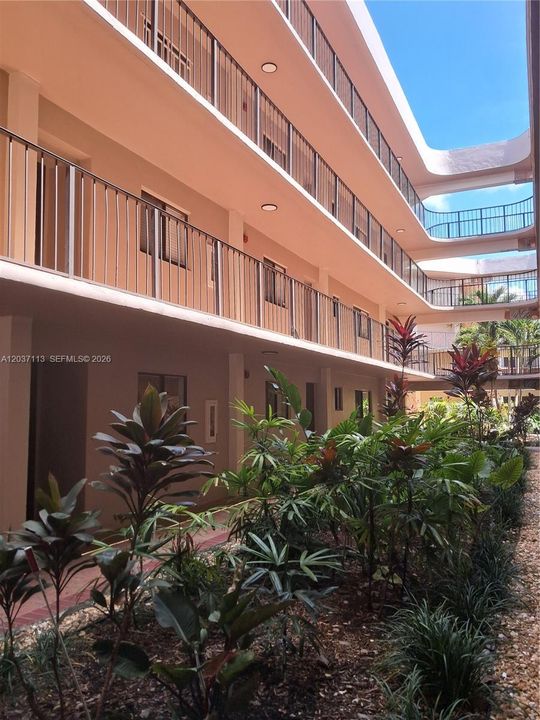 For Rent: $2,200 (2 beds, 2 baths, 965 Square Feet)