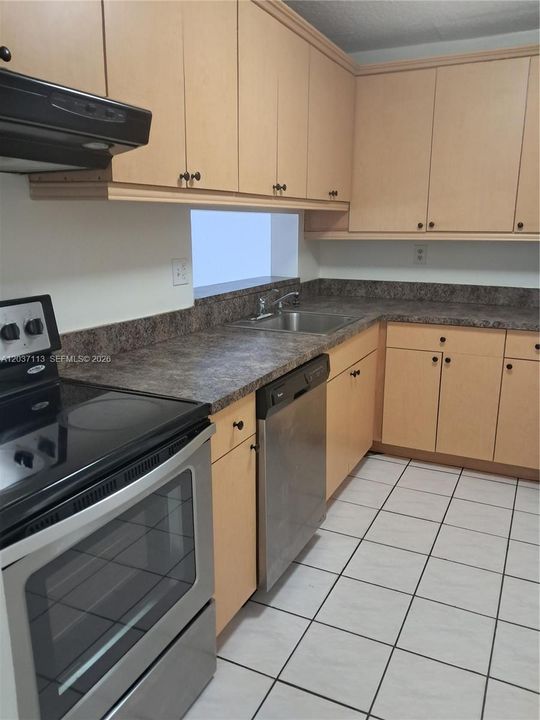 For Rent: $2,200 (2 beds, 2 baths, 965 Square Feet)