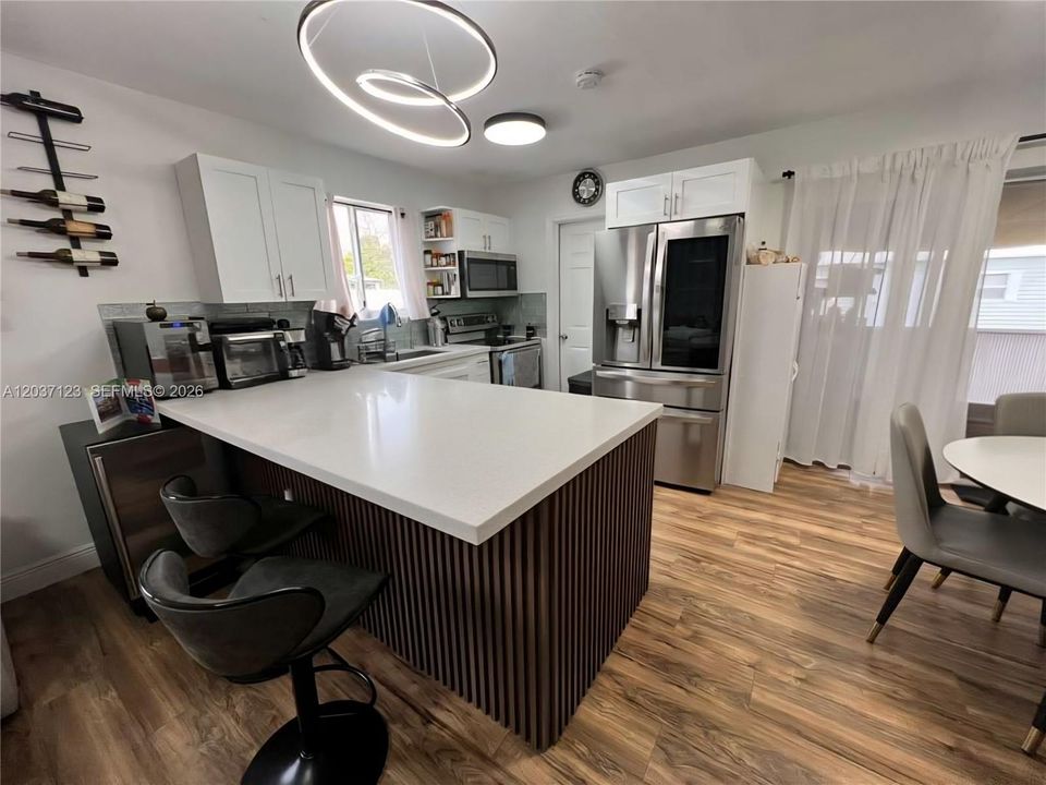 For Sale: $592,000 (4 beds, 2 baths, 1289 Square Feet)
