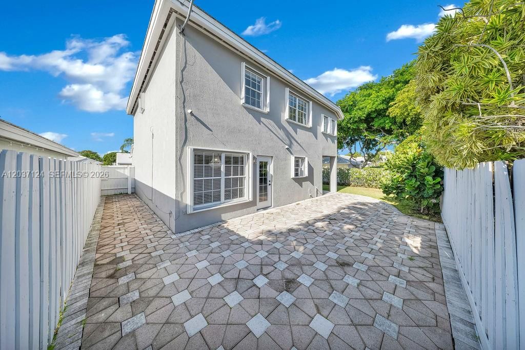 В аренду: $4,350 (4 спален, 2 ванн, 1725 Квадратных фут)