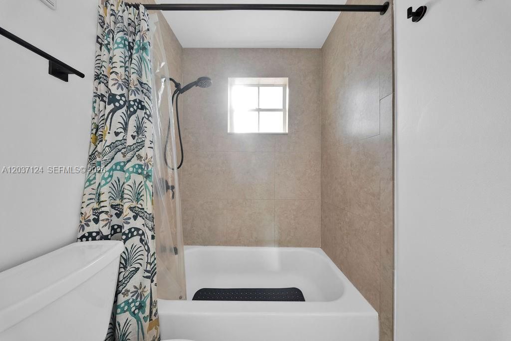 В аренду: $4,350 (4 спален, 2 ванн, 1725 Квадратных фут)