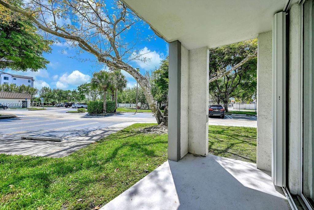 For Sale: $320,000 (1 beds, 1 baths, 743 Square Feet)