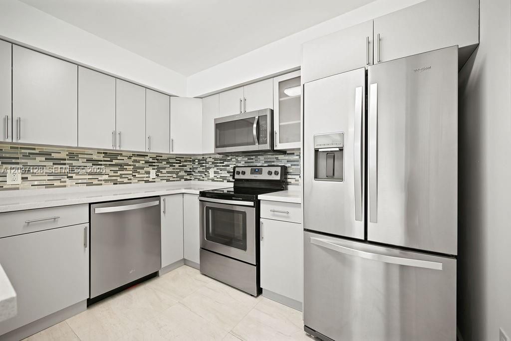 For Sale: $320,000 (1 beds, 1 baths, 743 Square Feet)