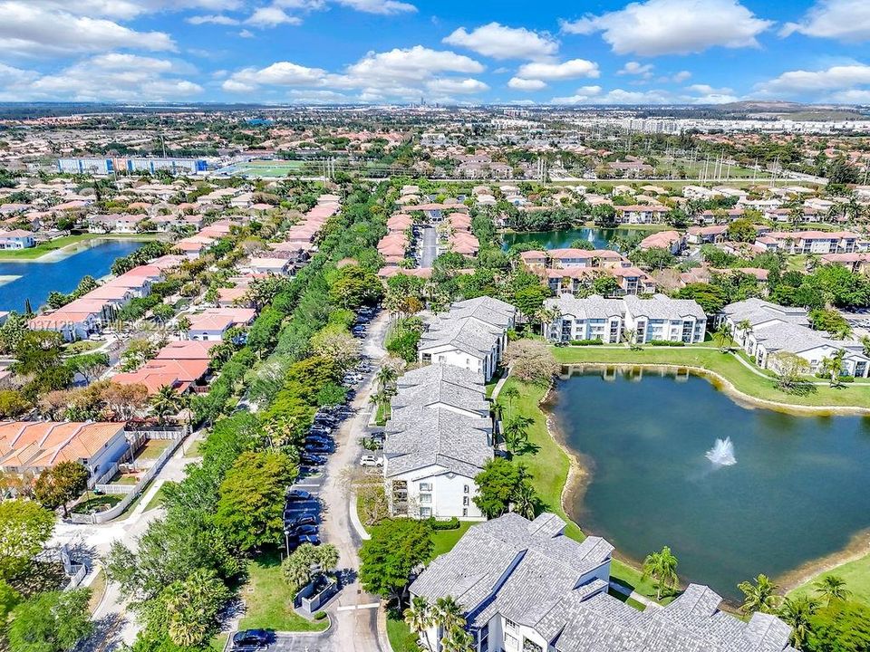 For Sale: $320,000 (1 beds, 1 baths, 743 Square Feet)