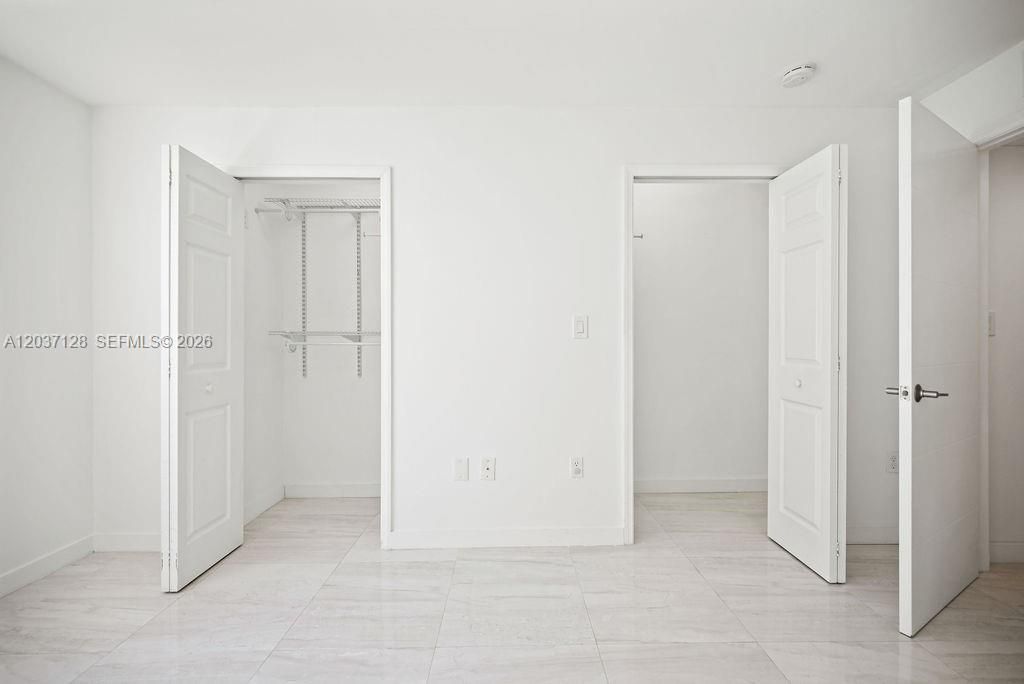 For Sale: $320,000 (1 beds, 1 baths, 743 Square Feet)