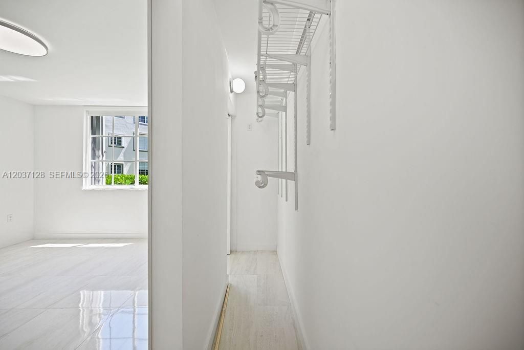 For Sale: $320,000 (1 beds, 1 baths, 743 Square Feet)