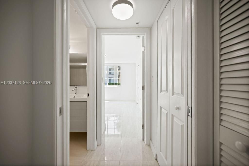 For Sale: $320,000 (1 beds, 1 baths, 743 Square Feet)