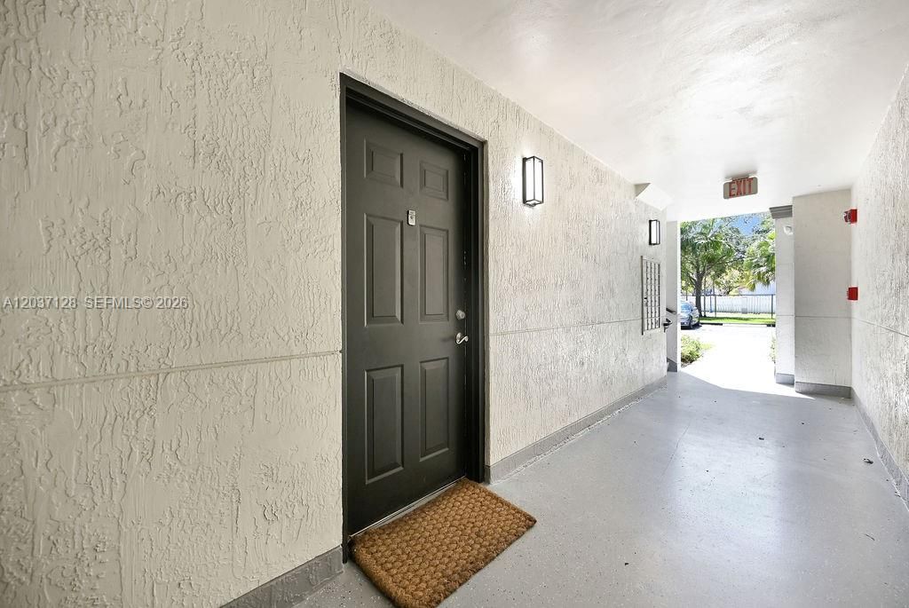 For Sale: $320,000 (1 beds, 1 baths, 743 Square Feet)