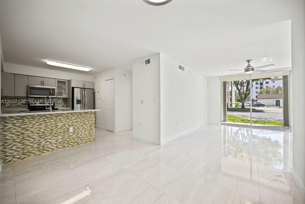 For Sale: $320,000 (1 beds, 1 baths, 743 Square Feet)