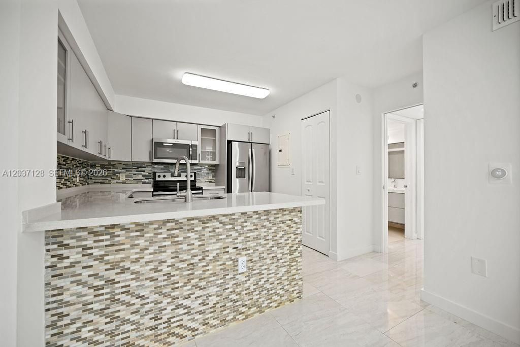 For Sale: $320,000 (1 beds, 1 baths, 743 Square Feet)
