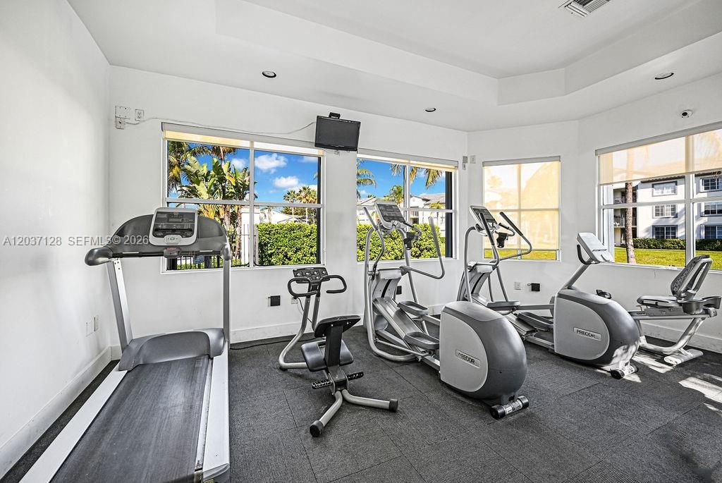 For Sale: $320,000 (1 beds, 1 baths, 743 Square Feet)