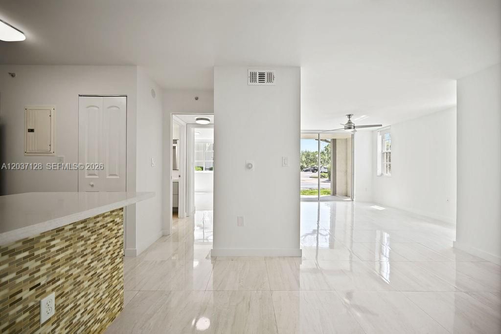 For Sale: $320,000 (1 beds, 1 baths, 743 Square Feet)