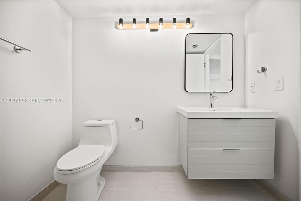 For Sale: $320,000 (1 beds, 1 baths, 743 Square Feet)