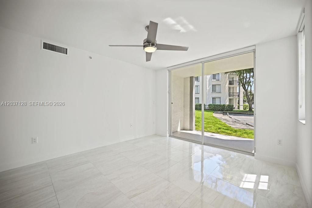 For Sale: $320,000 (1 beds, 1 baths, 743 Square Feet)