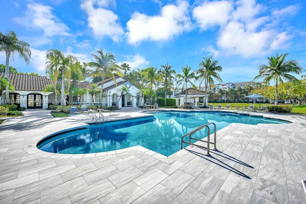 For Sale: $320,000 (1 beds, 1 baths, 743 Square Feet)