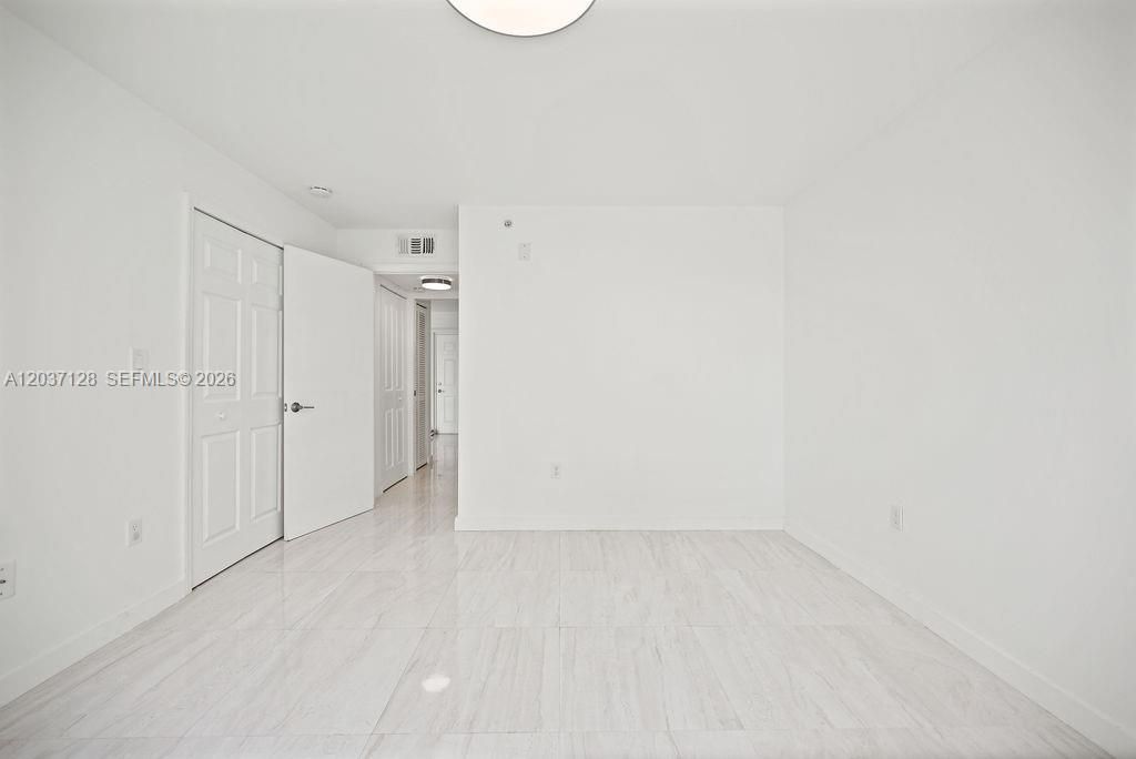 For Sale: $320,000 (1 beds, 1 baths, 743 Square Feet)