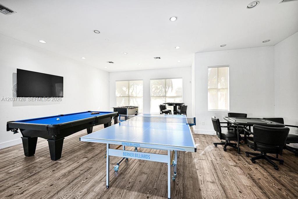 For Sale: $320,000 (1 beds, 1 baths, 743 Square Feet)