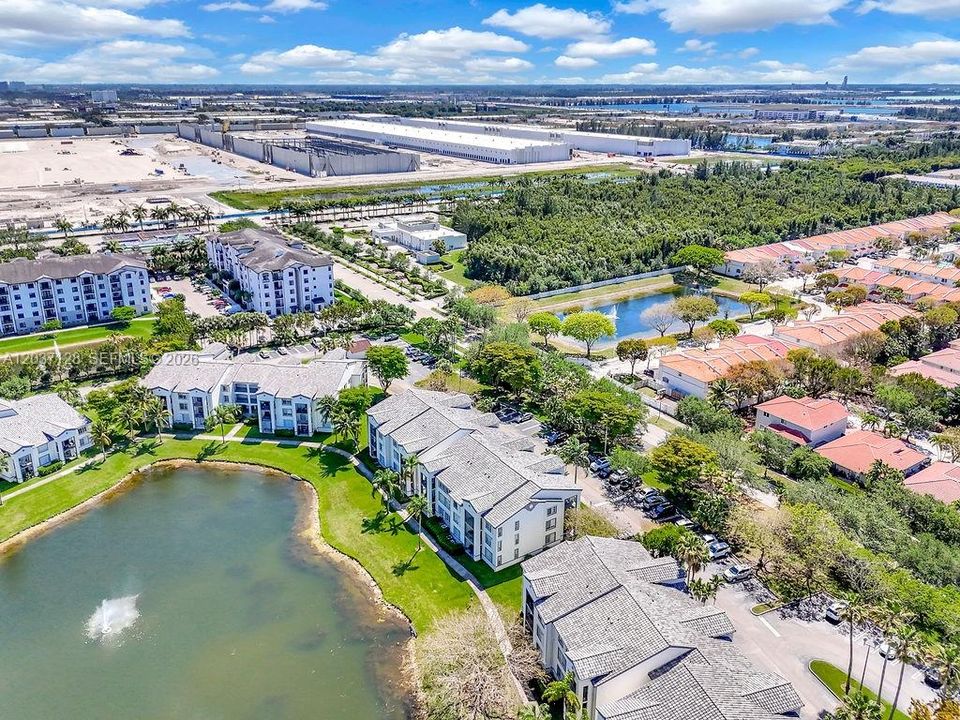 For Sale: $320,000 (1 beds, 1 baths, 743 Square Feet)