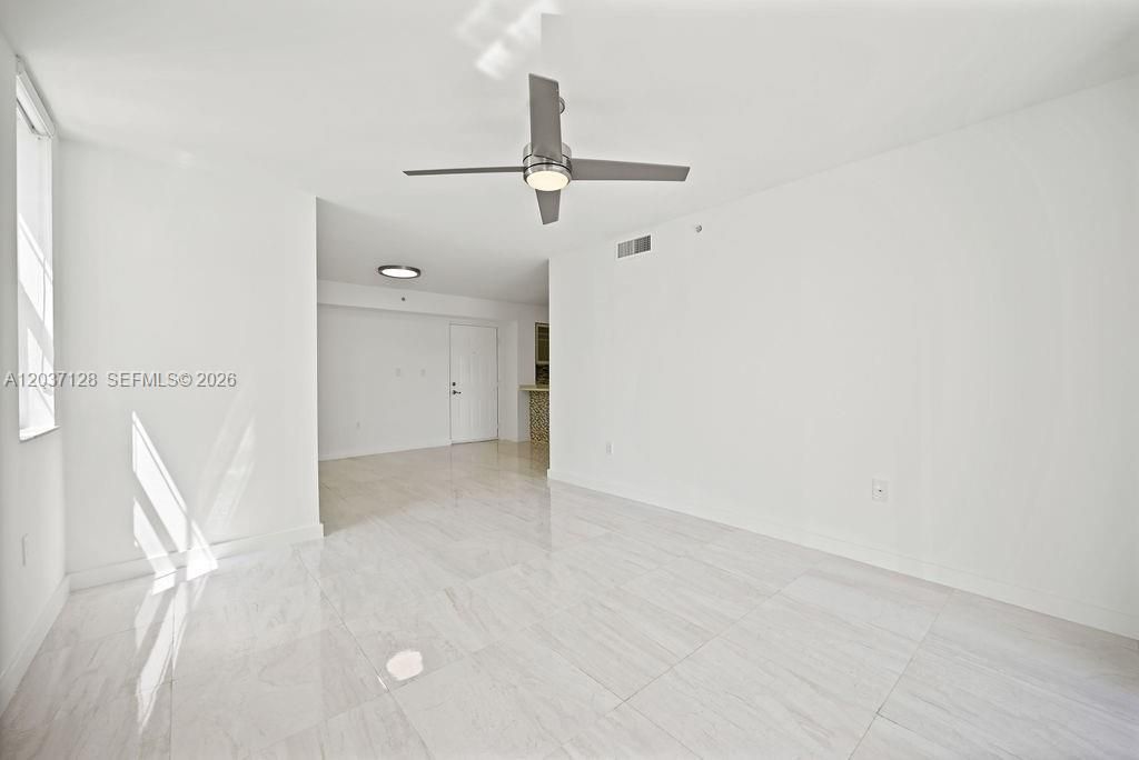 For Sale: $320,000 (1 beds, 1 baths, 743 Square Feet)