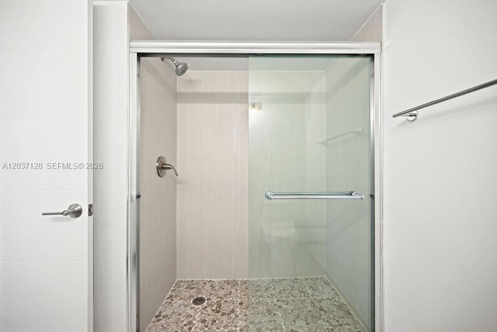 For Sale: $320,000 (1 beds, 1 baths, 743 Square Feet)