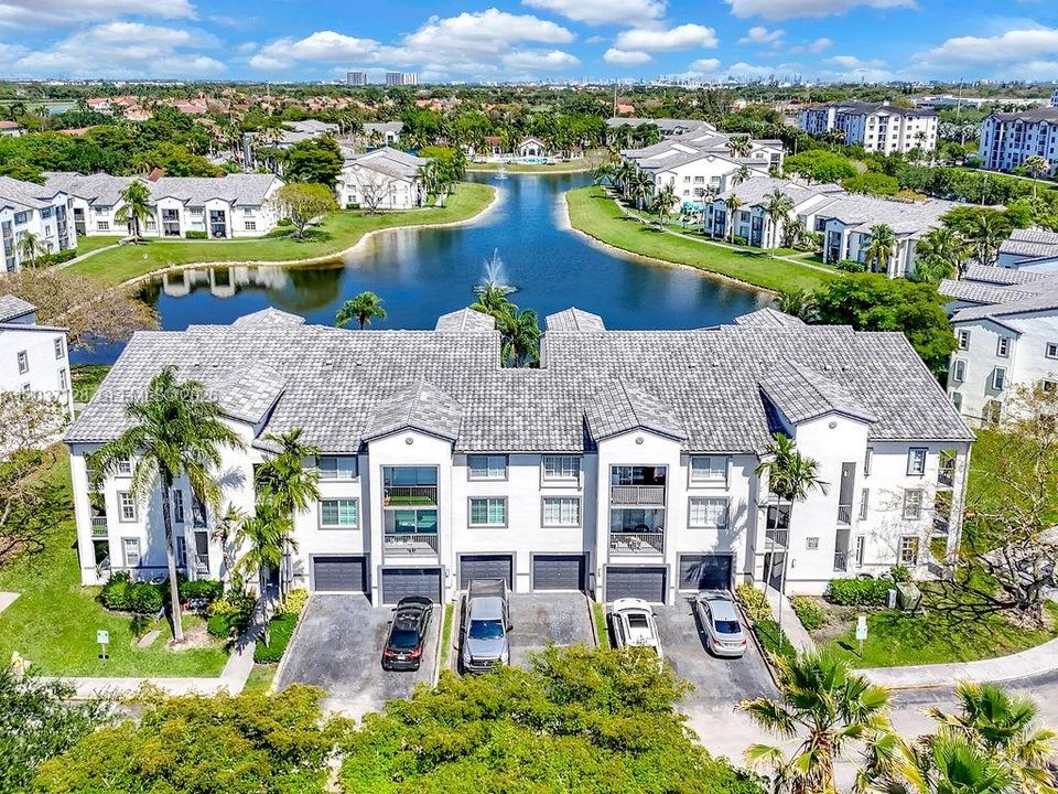 For Sale: $320,000 (1 beds, 1 baths, 743 Square Feet)