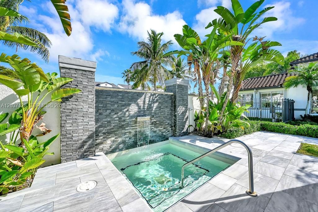 For Sale: $320,000 (1 beds, 1 baths, 743 Square Feet)